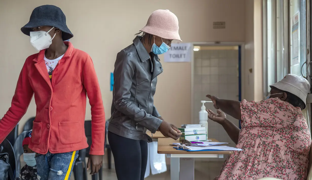 Orang-orang mendaftar untuk vaksin COVID-19 di rumah sakit Baragwanath Soweto, Senin (13/12/2021). Afrika Selatan memiliki 7,60 kasus baru per 100.000 orang pada 28 November, naik menjadi 32,71 kasus baru per 100.000 orang pada 12 Desember, menurut Universitas Johns Hopkins. (AP Photo/Jerome Delay)
