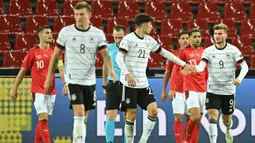 Pemain Jerman merayakan gol yang dicetak Timo Werner ke gawang Swiss pada laga lanjutan UEFA Nations League 2020/2021 di RheinEnergie Stadion, Rabu (14/10/2020). Jerman bermain imbang 3-3 atas Swiss. (AFP/Ina Fassbender)