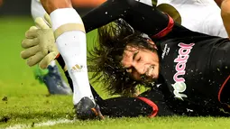 Aksi kiper Genoa, Mattia Perin saat menghadang sepakan pemain AC Milan, Carlos Bacca pada lanjutan Serie A Italia di  Luigi Ferraris stadium,  Genoa, Rabu (25/10/2016) dini hari WIB.  (AFP/ Giuseppe Cacace)