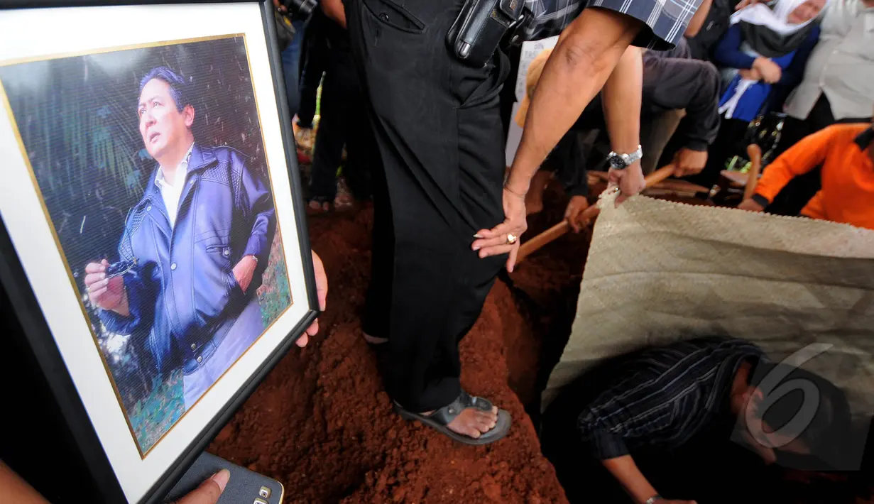 Suasana pemakaman Haryanto Taslam di TPU Keramat Pulo Kasablanka, Jakarta, Minggu (15/3/2015). Haryanto Taslam meninggal dunia pada Sabtu malam (14/3) sekitar pukul 22.22 WIB di RS Medistra, Pancoran, Jakarta.(Liputan6.com/Faisal R Syam)