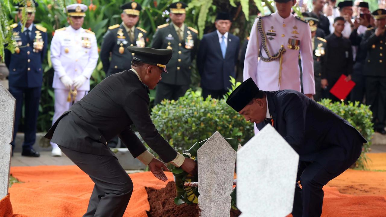 FOTO: Ryamizard Ryacudu Dimakamkan Secara Militer di TMP Kalibata