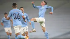 Gelandang Manchester City, Phil Foden (kanan) melakukan selebrasi usai mencetak gol ke gawang Brighton and Hove Albion dalam laga lanjutan Liga Inggris 2020/21 di Etihad Stadium, Rabu (13/1/2021). Manchester City menang 1-0 atas Brighton. (AFP/Clive Brunskill/Pool)