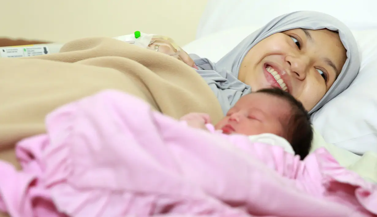 "Alhamdulillah telah lahir putri ke-dua kami, "Miskha Arrawfa Najma" tadi mlm jam 23:59 .. Berat - Panjang : 2,8 Kg - 48 Cm...." tulis natasharizkynew sebagai keterangan foto. (Deki Prayoga/Bintang.com)
