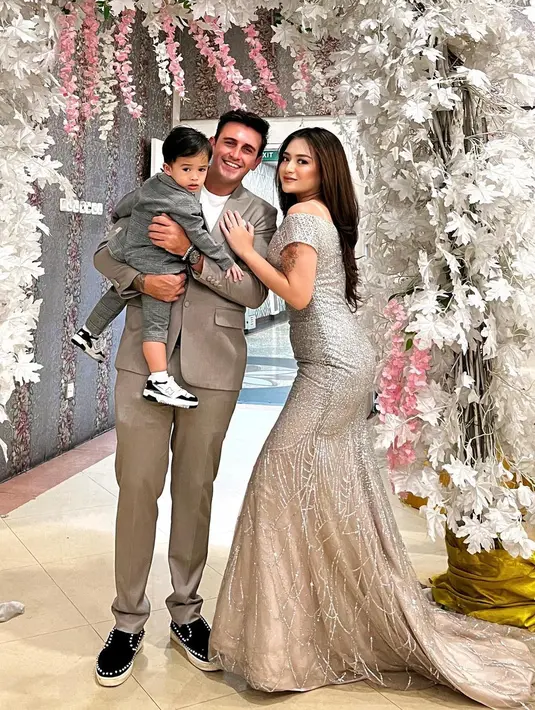 Melalui akun instagramnya, Ladislao juga berpesan untuk Adzam agar kuat dengan kerasnya dunia. Ia  dan Nathalie akan menjadi yang terbaik buat Adzam. "Inget ya nak dada & bunda akan selalu berusaha menjadi yang terbaik buat adzam." tulis ladislao_9. [Instagram/nathalieholscher]