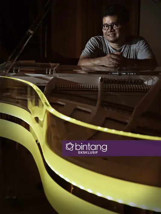 "Sekarang Mendikbud, Pak Muhajir, meminta kita mengurus projek dia yaitu, melatih anak-anak baca not dan main instrumen di 100 SD di Jakarta. Kalau ini oke, tahun depan kita lanjutkan di 500 SD di Indonesia," ujar Ananda. (Bambang E. Ros/Bintang.com)