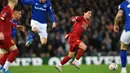 Gelandang Liverpool, Takumi Minamino menggiring bola dari kawalan para pemain Everton pada pertandingan babak ketiga Piala FA di Anfield, Minggu (5/1/2020). Pemain Jepang menjalani debut bersama Liverpool dengan menjadi starter dipertandingan tersebut. (AFP/Paul Ellis)