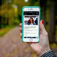 Ilustrasi traveling nyaman dengan pocket wifi (Photo by Artem Beliaikin on Unsplash)