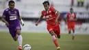 Pemain Persija, Novri Setiawan berusaha adu cepat dengan pemain Persita, Keri Yudiono pada laga Piala Presiden di Stadion I Wayan Dipta, Bali, Kamis (3/9/2015). Pertandingan berakhir imbang 1-1. (Bola.com/Vitalis Yogi Trisna)