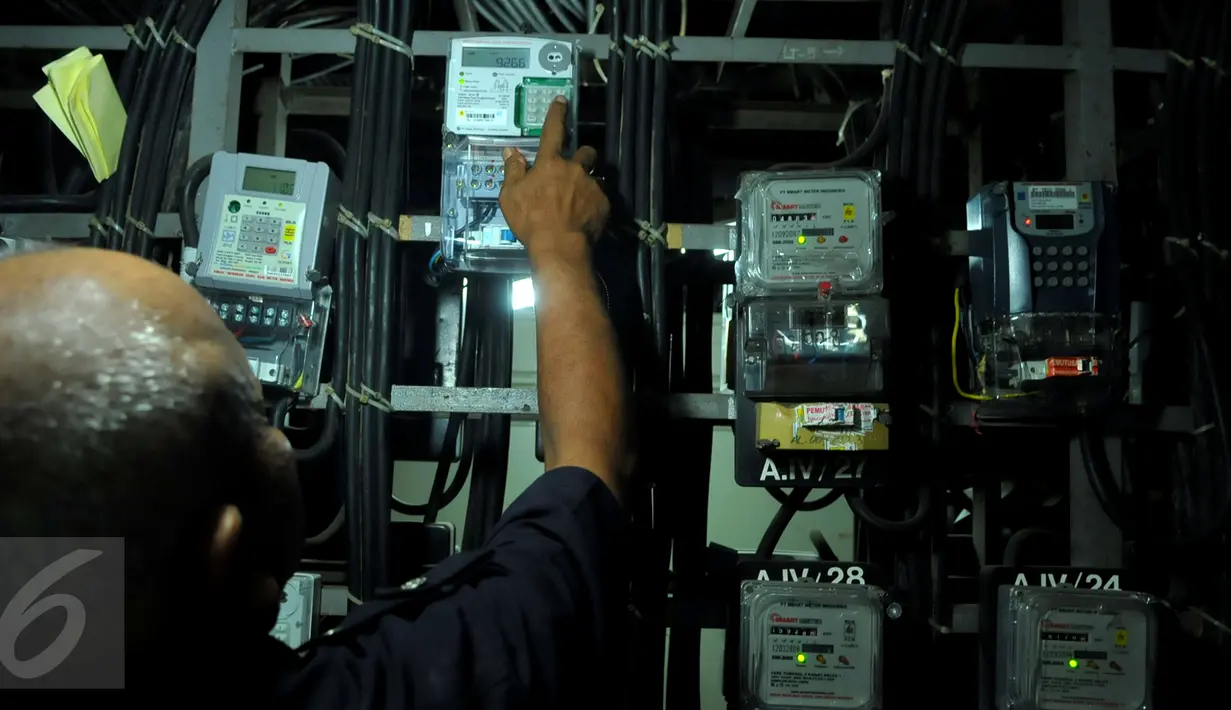 Petugas melakukan pengecekan meteran listrik di ruang panel listrik di Kawasan Pejompongan, Jakarta, Senin (2/1). Februari, PT PLN (Persero) kembali menurunkan tarif dasar listrik (TDL) untuk 12 golongan pelanggan nonsubsidi. (Liputan6.com/Faisal R Syam)