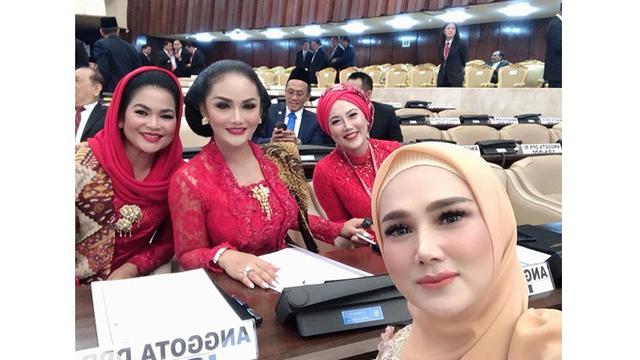 Penampilan 7 Seleb saat Bertugas di DPR, Anggun dan Gagah