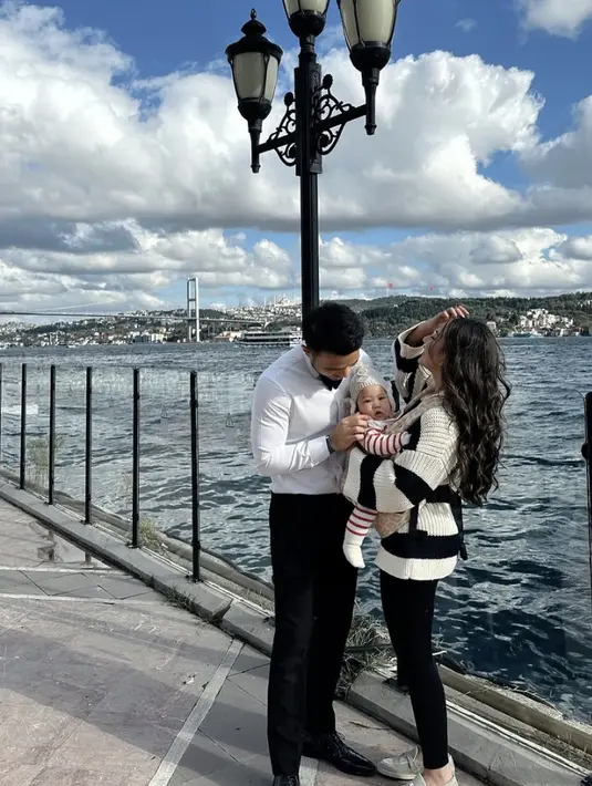 Nuansa stripes juga menjadi warna baju kompak dari Jessica Mila.  [Foto: instagram/ Jessica Mila]