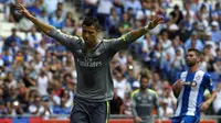 Pemain sayap Real Madrid Cristiano Ronaldo mencetak hat-trick ke gawang Espanyol pada 45 menit pertama dalam lanjutan La Liga Spanyol di Power8 Stadium, Sabtu (12/9/2015). (Liputan6.com/LLUIS GENE / AFP) 
