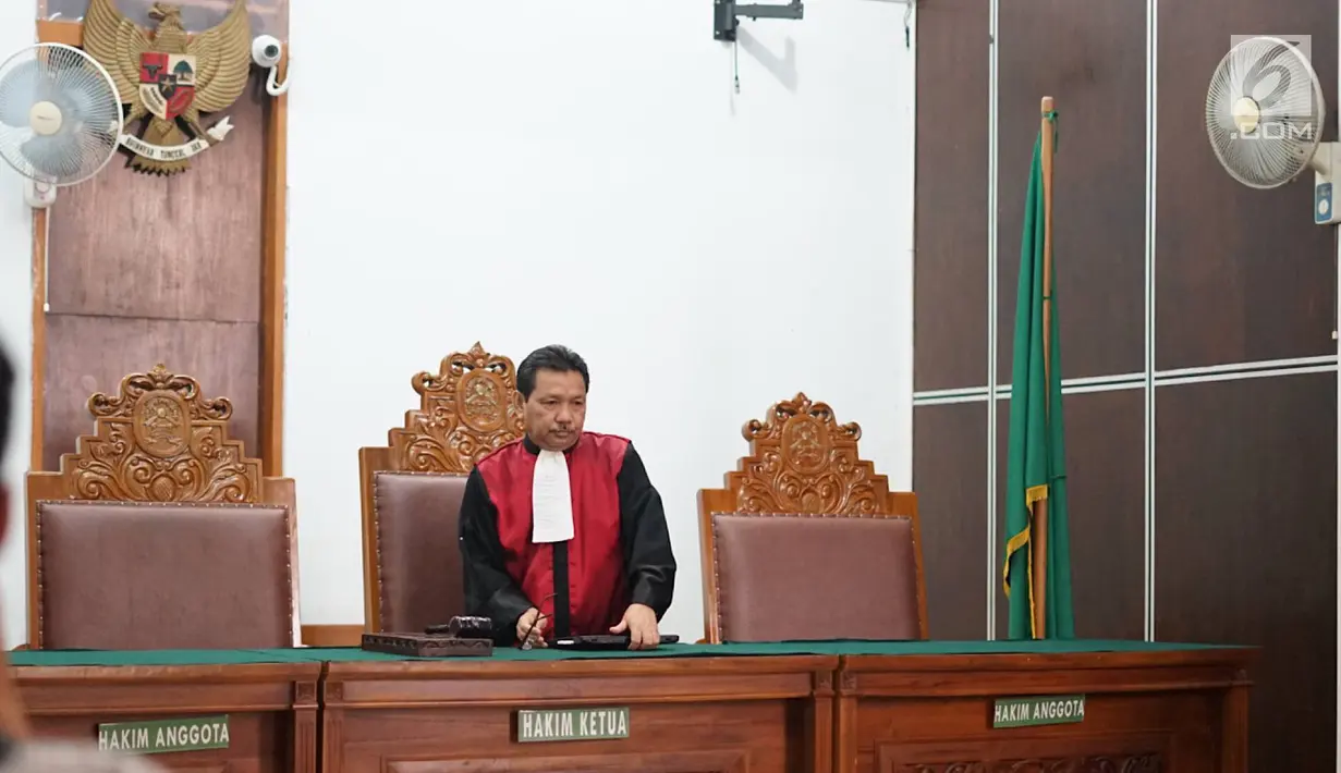 Hakim tunggal Sudjarwanto usai memimpin sidang gugatan praperadilan yang dilayangkan Denny Andrian di PN Jakarta Selatan, Selasa (20/8/2019). Majelis hakim menolak gugatan yang diajukan Denny Andrian kepada Polda Metro Jaya terkait tilang elektronik ganjil genap. (Liputan6.com/Immanuel Antonius)