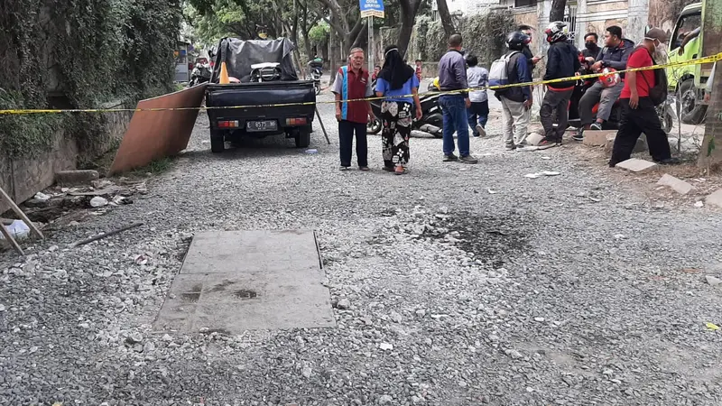 Dua jasad korban tewas di dalam lubang instalasi jaringan yang diduga milik Telkom di Jalan Raya Permata, Taman Royal, tangerang berhasil diangkat. (Liputan6.com/Pramita Tristiawati)