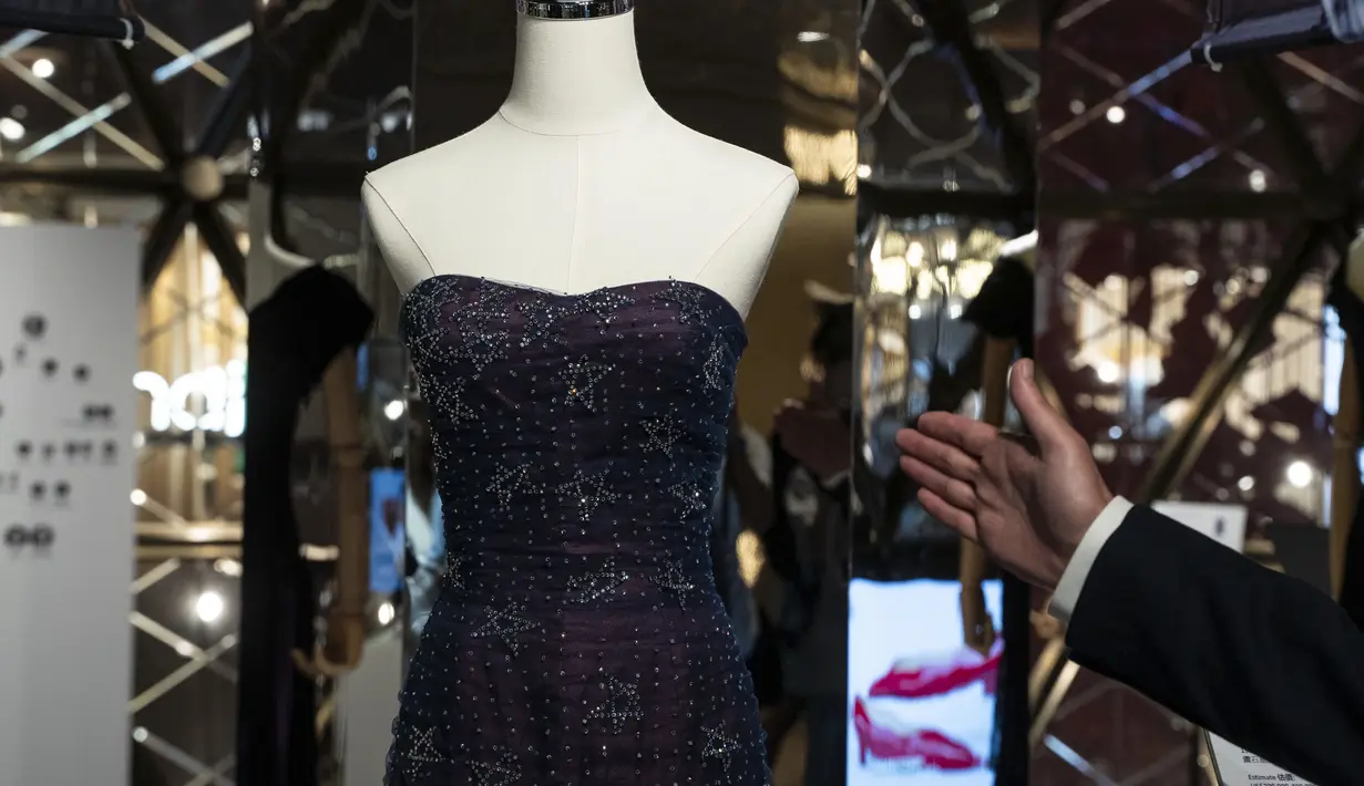 Ada sekitar 15 memorabilia milik Putri Diana yang akan ditampilkan dalam pameran ini. Salah satunya adalah gaun Diamante Star karya desainer Murray Arbied. (AP Photo/Vernon Yuen)