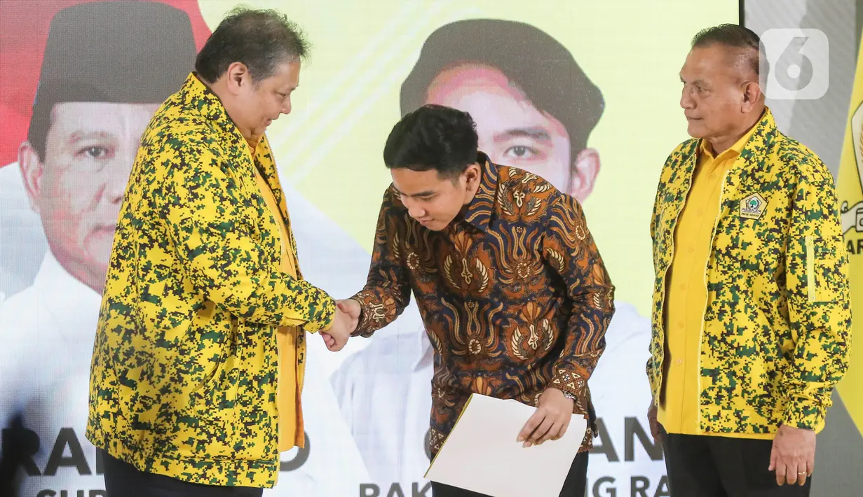 Ketua Umum Golkar Airlangga Hartarto telah menyerahkan surat rekomendasi hasil Rapimnas kepada Gibran. (Liputan6.com/Angga Yuniar)