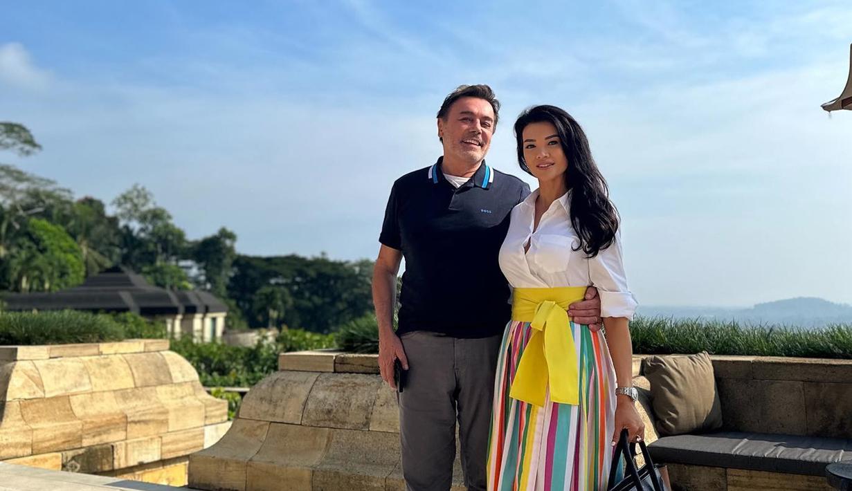 Candi Borobudur, merupakan salah satu situs warisan budaya yang sudah menjadi tempat wisata sejak dulu. Hingga saat ini Candi Borobudur masih ramai dikunjungi dari berbagai kalangan usia, baik untuk wisata atau sarana pembelajaran. Begitu pula dengan para selebriti yang cukup banyak mengunjungi candi terbesar di Indonesia tersebut. (Liputan6.com/IG/@farahquinnofficial)