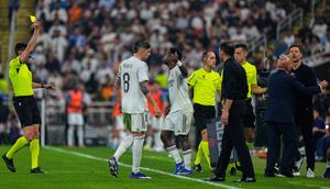 Atas kejadian tersebut, wasit memberikan kartu kuning kepada Vinicius Jr dan Diego Simeone. (AP Photo/Altaf Qadri)