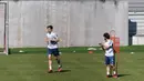 Bek Bayern Munchen Alvaro Odriozola (kanan) memberi isyarat kepada rekannya, Javi Martinez saat sesi latihan di fasilitas pelatihan FC Bayern München, di Munich, Senin (6/4/2020). Latihan perdana dilakukan dalam kelompok-kelompok kecil untuk meminimalisir penyebaran Covid-19. (Christof STACHE/AFP)