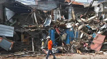 Alat berat merobohkan bangunan permanen milik warga Mangga Besar 1 RT 009 RW 02 Kelurahan Mangga Besar, Jakarta, Selasa (28/5/2024). (merdeka.com/Imam Buhori)
