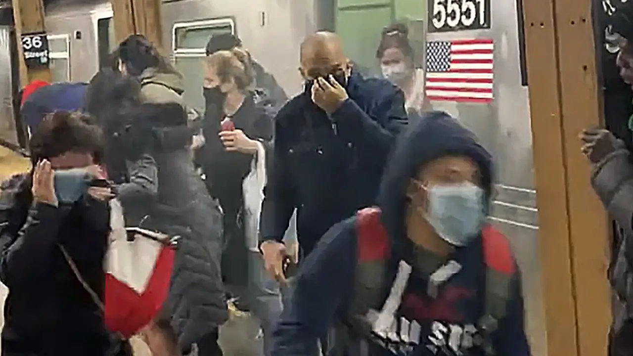 FOTO: Penembakan Penumpang Kereta Bawah Tanah di New York
