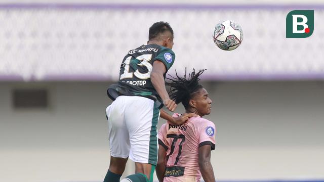 Foto: Sayap Kanan Madura United, Ronaldo Kwateh Pecahkan Rekor Pemain Termuda di BRI Liga 1 2021 / 2022