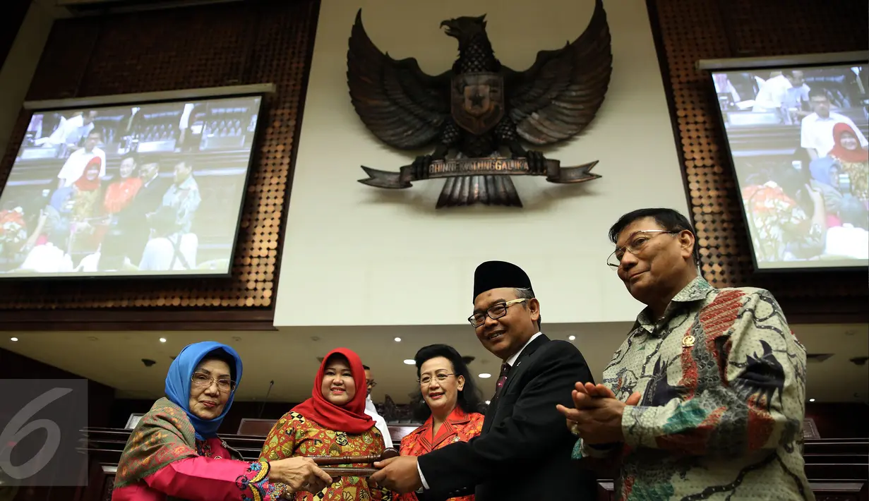 Ketua DPD terpilih Mohammad Saleh menerima palu pada sidang paripurna DPD luar biasa dalam rangka pelantikan dan sumpah jabatan Ketua DPD pengganti Irman Gusman, di Gedung Nusantara V Kompleks Parlemen, Jakarta, Rabu (12/10). (Liputan6.com/Johan Tallo)