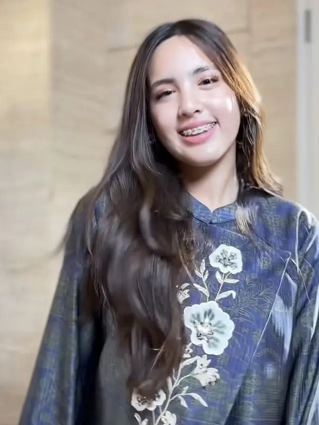 Mikhayla pakai baju lebaran. [@geulis.id]