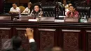 Wakil Ketua DPD GKR Hemas dan Farouk Muhammad memimpin Sidang Paripurna DPD RI di Gedung Nusantara V, Kompleks Parlemen, Jakarta, Senin (3/4). Hujan interupsi mewarnai perdebatan terkait pembahasan agenda rapat paripurna DPD. (Liputan6.com/Johan Tallo)