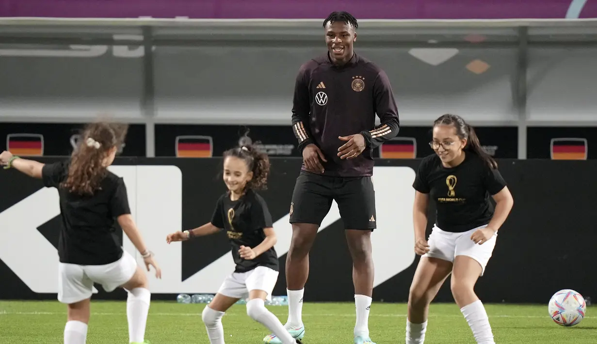 Armel Bella-Kotchap. Bek tengah Jerman berusia 20 tahun ini kini menjalani musim pertama bersama Southampton sejak didatangkan dari VfL Bochum pada awal usim 2022/2023 dan langsung menjadi pilihan utama Soton di Liga Inggris. Atas catatan tersebut, pelatih Timnas Jerman Hansi Flick memasukkannya ke dalam skuad Jerman ke Piala Dunia 2022, meskipun akhirnya belum diturunkan dalam dua laga awal Timnas Jerman di fase grup. (AP/Matthias Schrader)