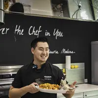 Chef Christo Tjahjanto di acara Cooking Demo MODENA menggunakan produk terbaru MODENA. Foto: Document/MODENA.
