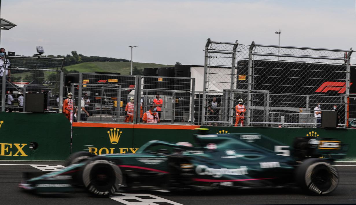 Pendapat berbeda diungkapkan oleh Prinsipal Tim Aston Martin. Mereka menyebut bahwa setidaknya masih ada 1,74 liter yang masih ada di dalam mobil nomor 5 tersebut, namun hanya bisa diambil oleh steward GP Hungaria sebanyak 0,3 liter, masih menyisakan 1,44 liter. (Foto: AFP/Peter Kohalmi)