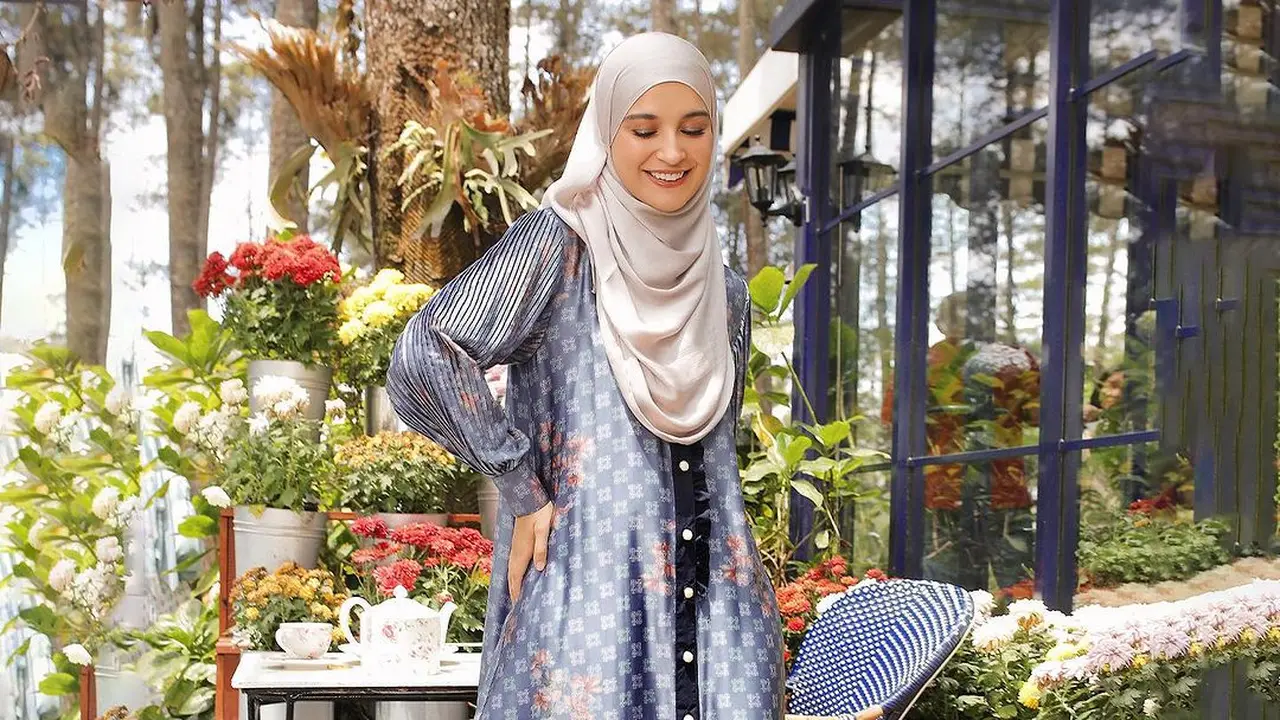 Artis pakai gamis