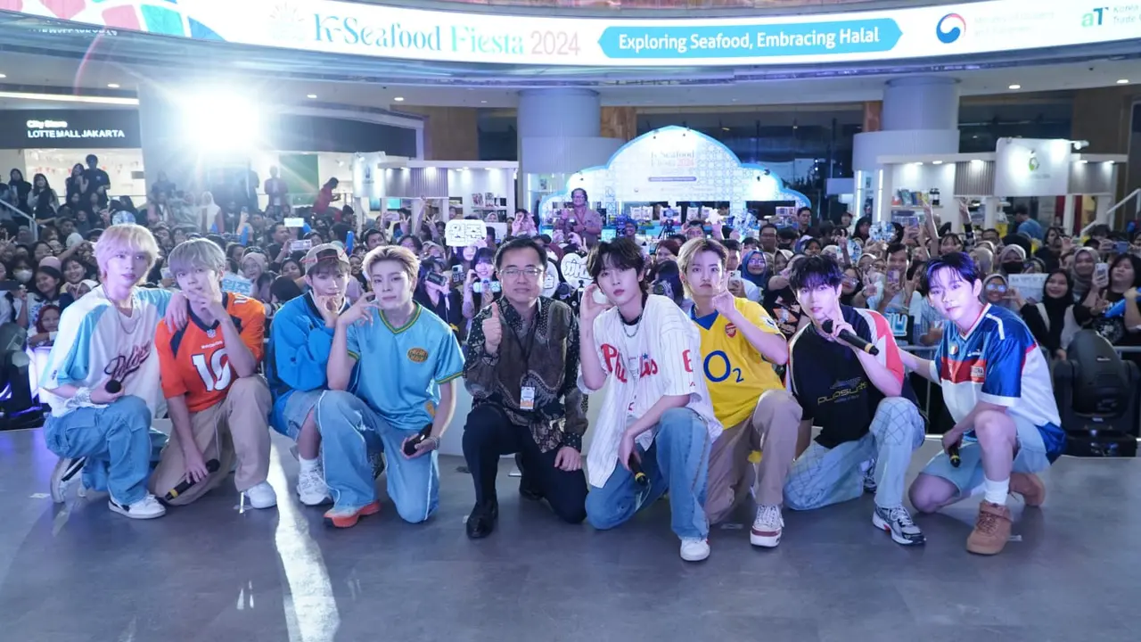 Penampilan WHIB di Lotte Shopping Avenue, Jakarta.