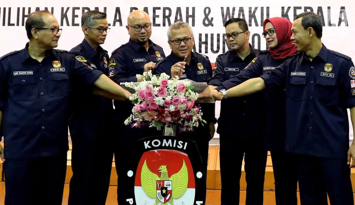 Ketua KPU RI Arief Budiman bersama sejumlah Komisioner membuka acara tanda Peluncuran Pemilihan Kepala Daerah dan Wakil Kepala Daerah Serentak tahun 2018 di Gedung KPU, Menteng, Jakarta Pusat, Rabu (14/6). (Liputan6.com/JohanTallo)