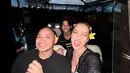 Bunga Citra Lestari kenakan atasan brukat hitam saat hendak makan malam di Jimbaran. Ia pun jinjing Dior Tote Bag seri Dior Riviera berwarna mint seharga Rp56jutaan [@itsmebcl]