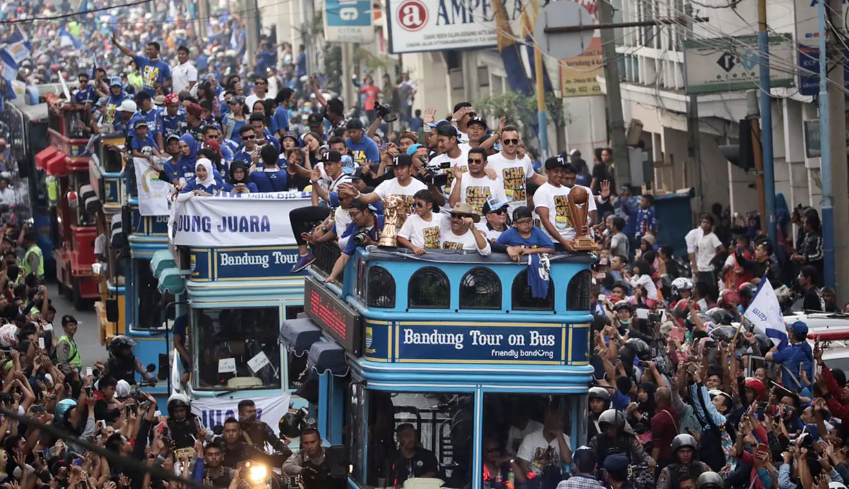 Ribuan orang warga Bandung menyambut pemain Persib saat Juara Piala Presiden, Minggu (25/10/2015). (Bola.com/Nicklas Hanoatubun)