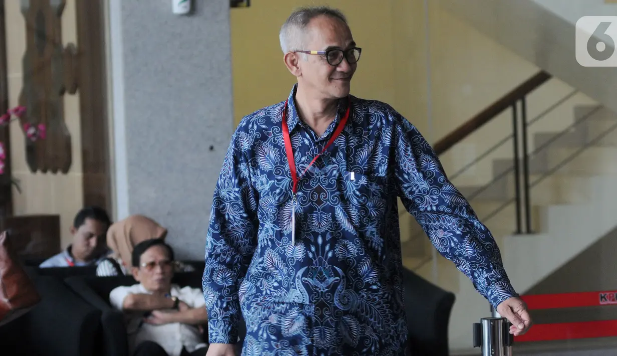 Sekretaris Jenderal Kementerian Perdagangan Oke Nurwa tiba memenuhi panggilan setelah di Gedung KPK, Jakarta, Jumat (25/10/2019). Oke Nurwa diperiksa sebagai saksi untuk tersangka mantan anggota DPR I Nyoman Dhamantra terkait kasus dugaan suap impor bawang putih. (merdeka.com/Dwi Narwoko)