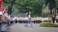 Seorang pelajar menghampiri Presiden Jokowi saat pembukaan kegiatan KKP di Istana Merdeka, Jakarta (18/11). Melalui program ini pemerintah berusaha menanamkan pandangan dasar dan mentalitas kepemimpinan pelajar. (Liputan6.com/Faizal Fanani)