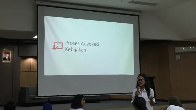 Anindita Sitepu memberi materi mengenai Proses Advokasi Kebijakan