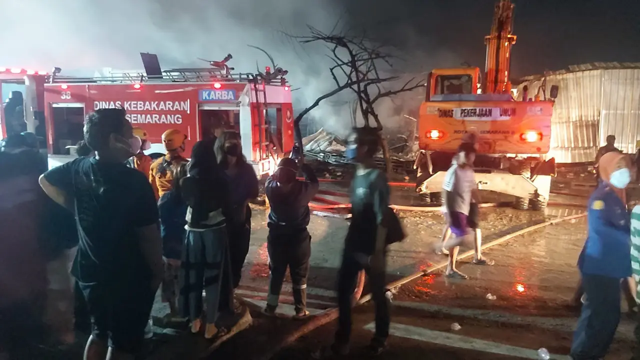 Kebakaran lapak relokasi Pasar Johar, Semarang, Jawa Tengah. (Foto: Liputan6.com/Felek Wahyu)