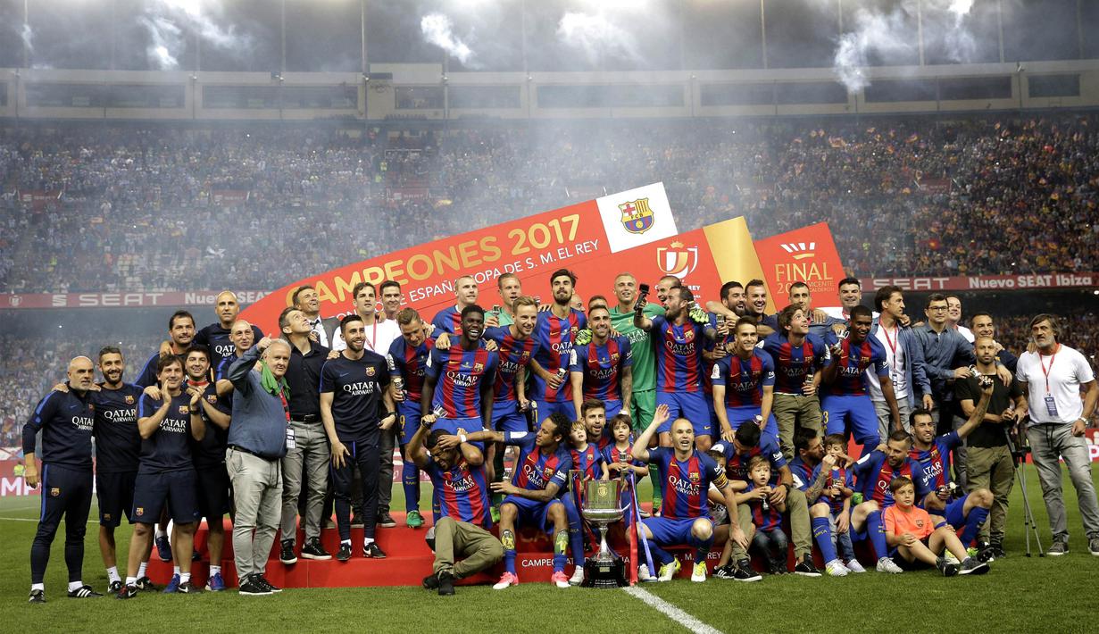 Para pemain Barcelona merayakan gelar juara Copa Del Rey usai mengalahkan Alaves pada laga final di Stadion Vicente Calderon, Madrid, Sabtu (27/5/2017). Barcelona menang 3-1 atas Alaves. (EPA/Emilio Naranjo)