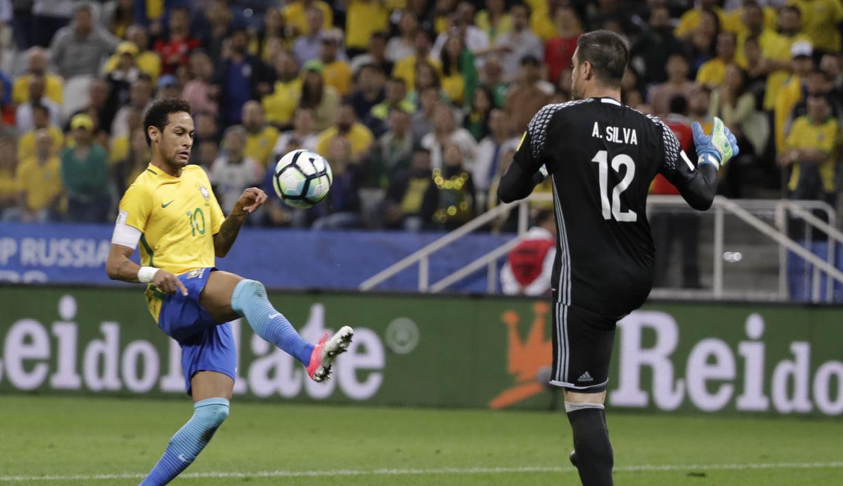 Gaya Neymar mengecoh kiper Paraguay, Antony Silva pada laga Kualifikasi Piala Dunia 2018 zona Conmebol di Arena Corinthians Stadium,  Sao Paulo, Brasil, Selasa (28/3/2017). Brasil menang 3-0. (AP/Andre Penner)