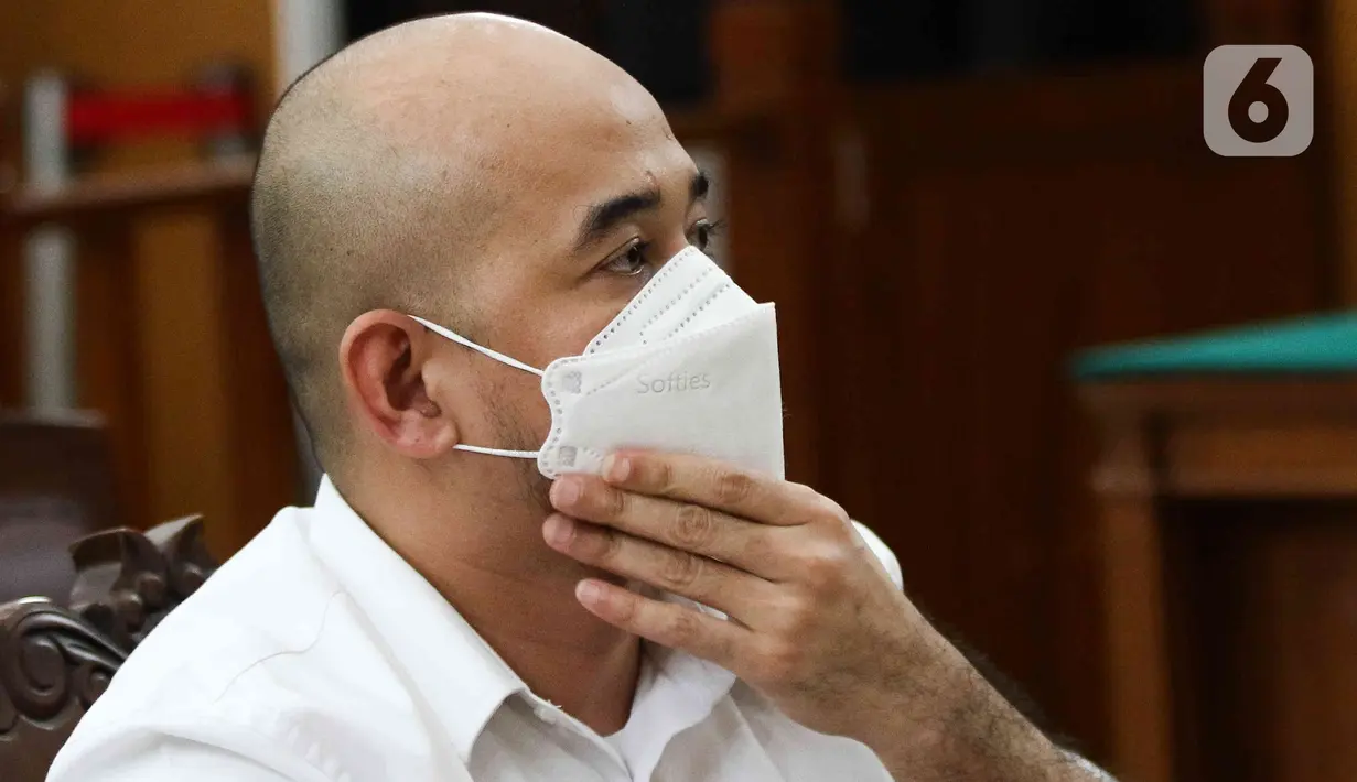 Terdakwa kasus dugaan perintangan penyidikan pada kasus pembunuhan Brigadir Yosua, Baiquni Wibowo mengikuti sidang pembacaan putusan di Pengadilan Negeri (PN) Jakarta Selatan, Jumat (24/2/2023). Majelis Hakim PN Jaksel menjatuhkan hukuman 1 Tahun dan denda Rp10 juta kepada Kompol Baiquni Wibowo. (Liputan6.com/Herman Zakharia)