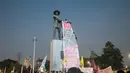 Spanduk raksasa terbentang di atas Monumen Tugu Tani saat aksi unjuk rasa Aliansi Mahasiswa Komite Selamatkan Daulat Rakyat (Sadar) di Menteng, Jakarta Pusat, Selasa (20/10/2026). Aksi tersebut bertepatan dengan dua tahun pemerintahan Presiden Prabowo Subianto dan Wakil Presiden Gibran Rakabuming Raka.(KLY/Budy Santoso)