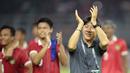 Publik pecinta sepak bola Indonesia bisa melihat senyum bahagia dari Shin Tae-yong dalam laga epic comeback yang dimenangkan oleh Timnas Indonesia U-20. (Bola.com/Ikhwan Yanuar)