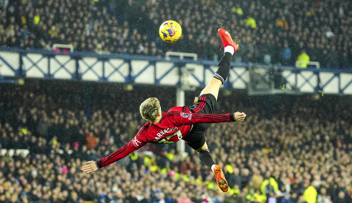 Pemain MU, Alejandro Garnacho, melakukan tendangan salto yang membuahkan gol pertama dalam pertandingan lanjutan Liga Inggris 2023/2024 melawan tuan rumah Everton yang berlangsung di Goodison Park Stadium, Liverpool, Senin (27/11/2023) dini hari WIB. (AP Photo/Jon Super)
