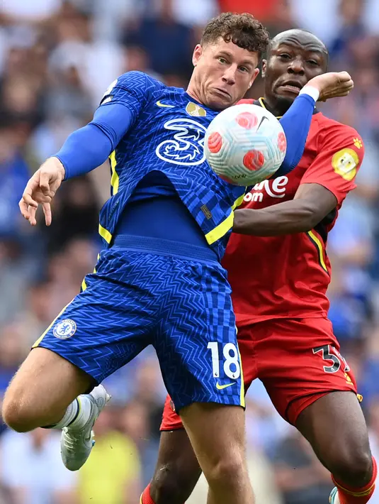 Pemain Chelsea Ross Barkley (kiri) berebut bola dengan pemain Watford Edo Kayembe (kanan) pada pertandingan sepak bola Liga Inggris di Stamford Bridge, London, Inggris, 22 Mei 2022. Chelsea menang 2-1. (Glyn KIRK/AFP)