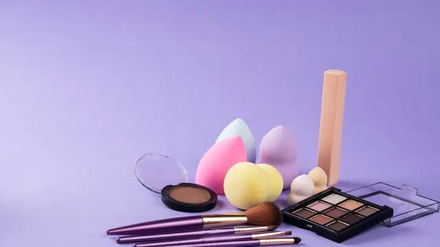 4 Cara Tepat Mengaplikasikan Foundation dengan Menggunakan Beauty Blender, Cegah Cakey