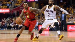 Atlanta Hawks guard, Jeff Teague (0) menggiring bola saat dihadang Cleveland Cavaliers guard, Kyrie Irving (2) pada partai kedua semifinal Wilayah Timur NBA, di Quicken Loans Arena, Kamis (5/5/2016) WIB.  (Reuters/Ken Blaze-USA TODAY Sports)